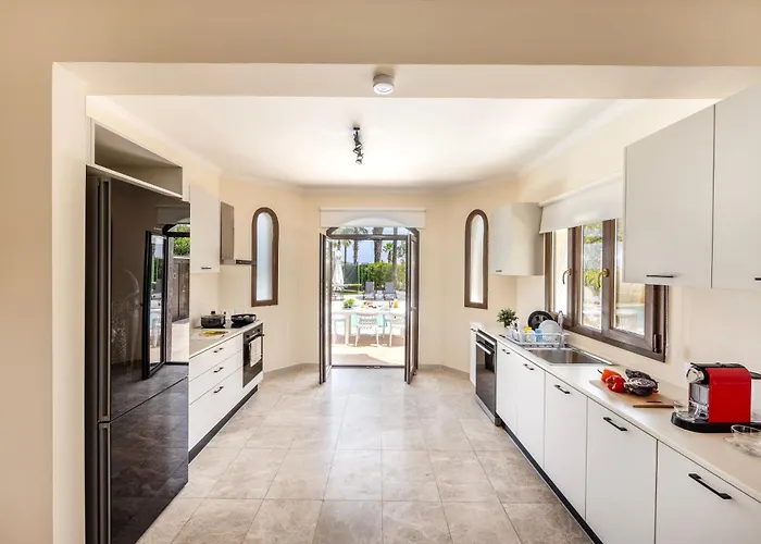 Sunnyvillas: 4br Seafront Villa*private Pool*bw44 Protaras